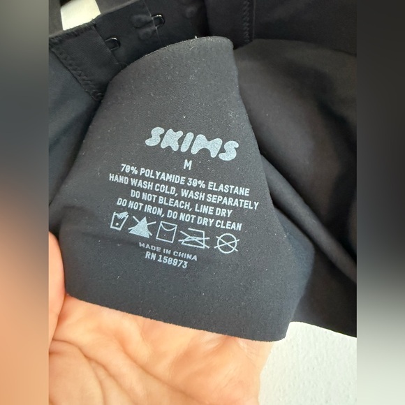 Skims Plunge Bralette - Black - Medium - Picture 3 of 3